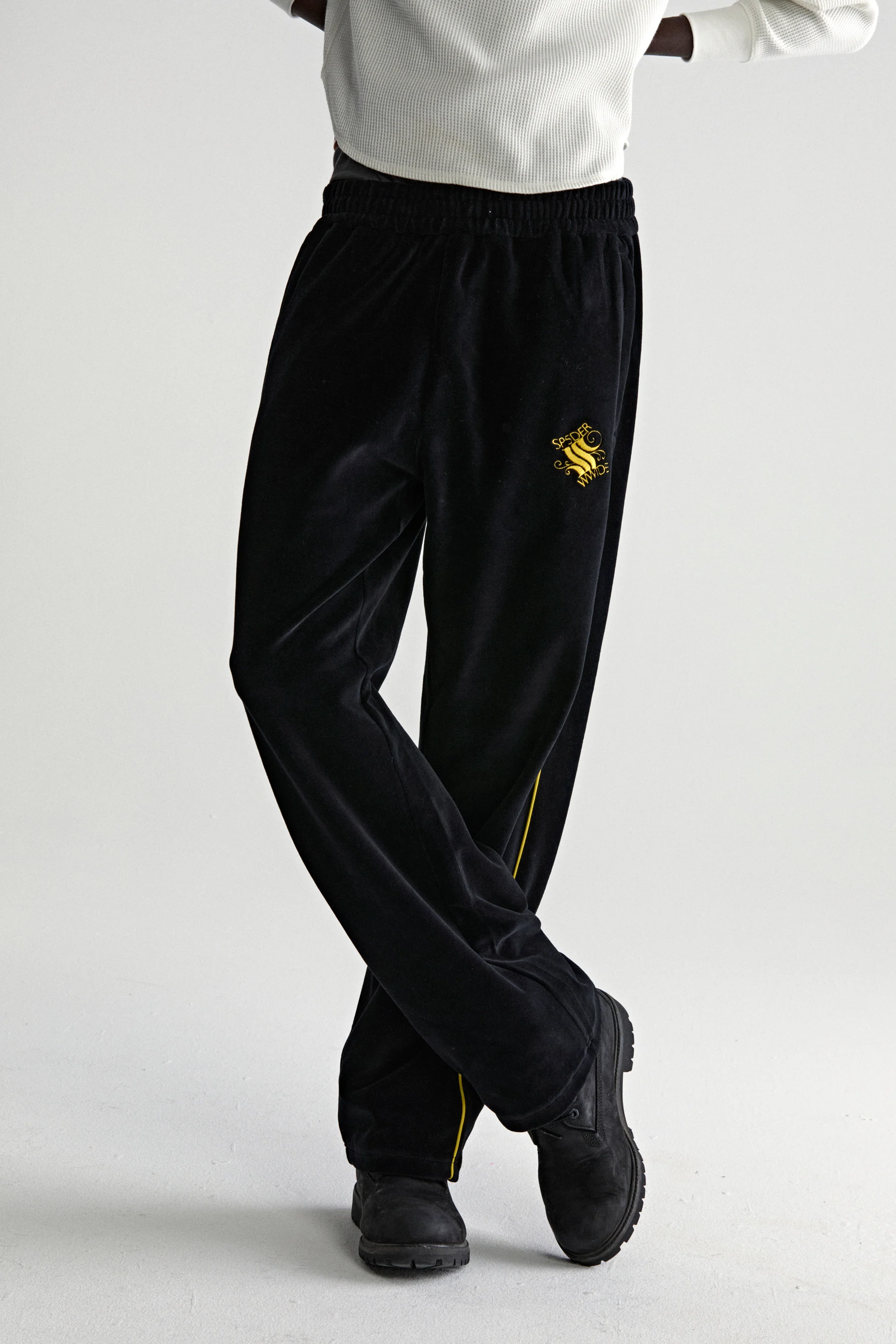 OUTLINE VELOUR TRACK PANT - Image 18