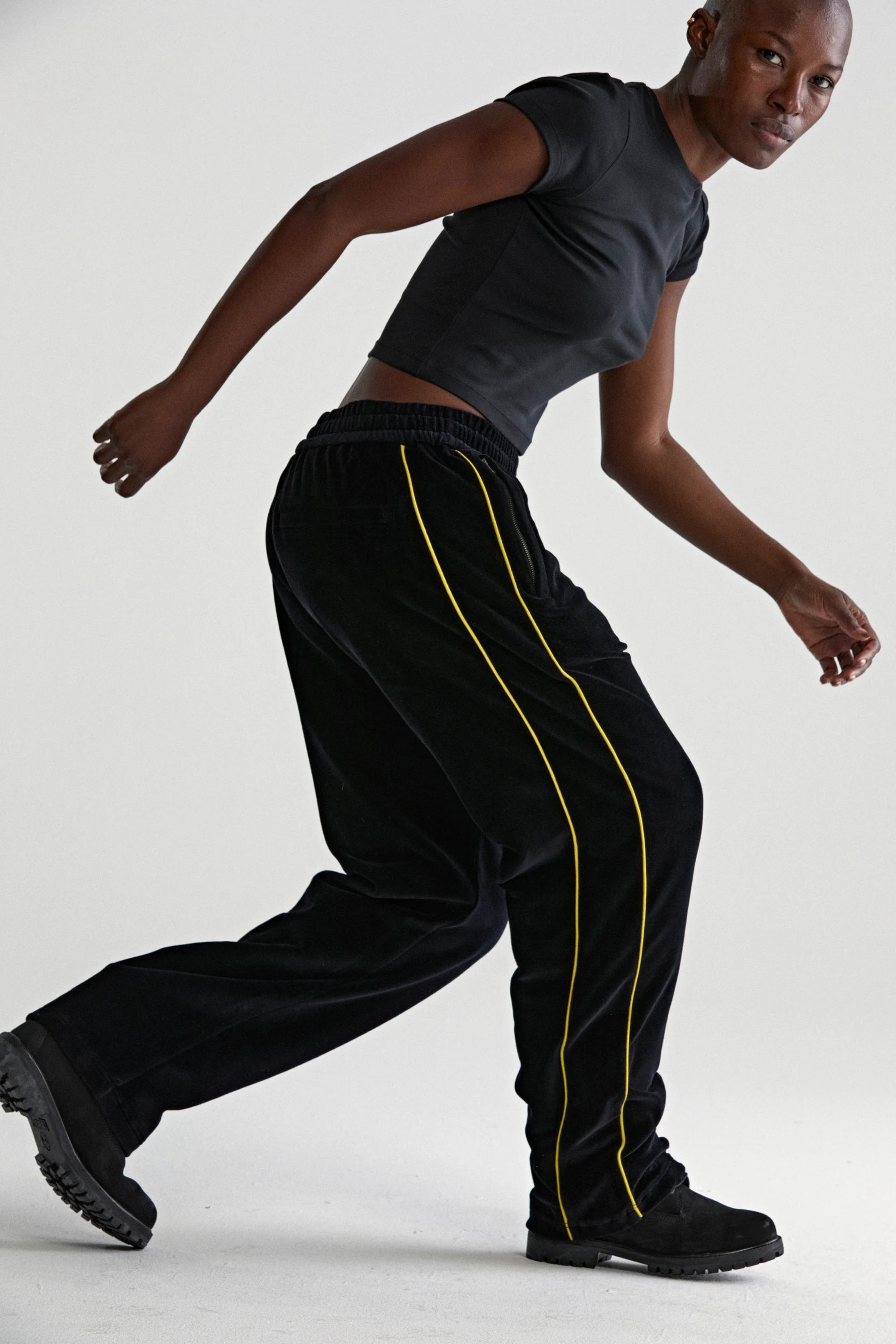 OUTLINE VELOUR TRACK PANT - Image 20