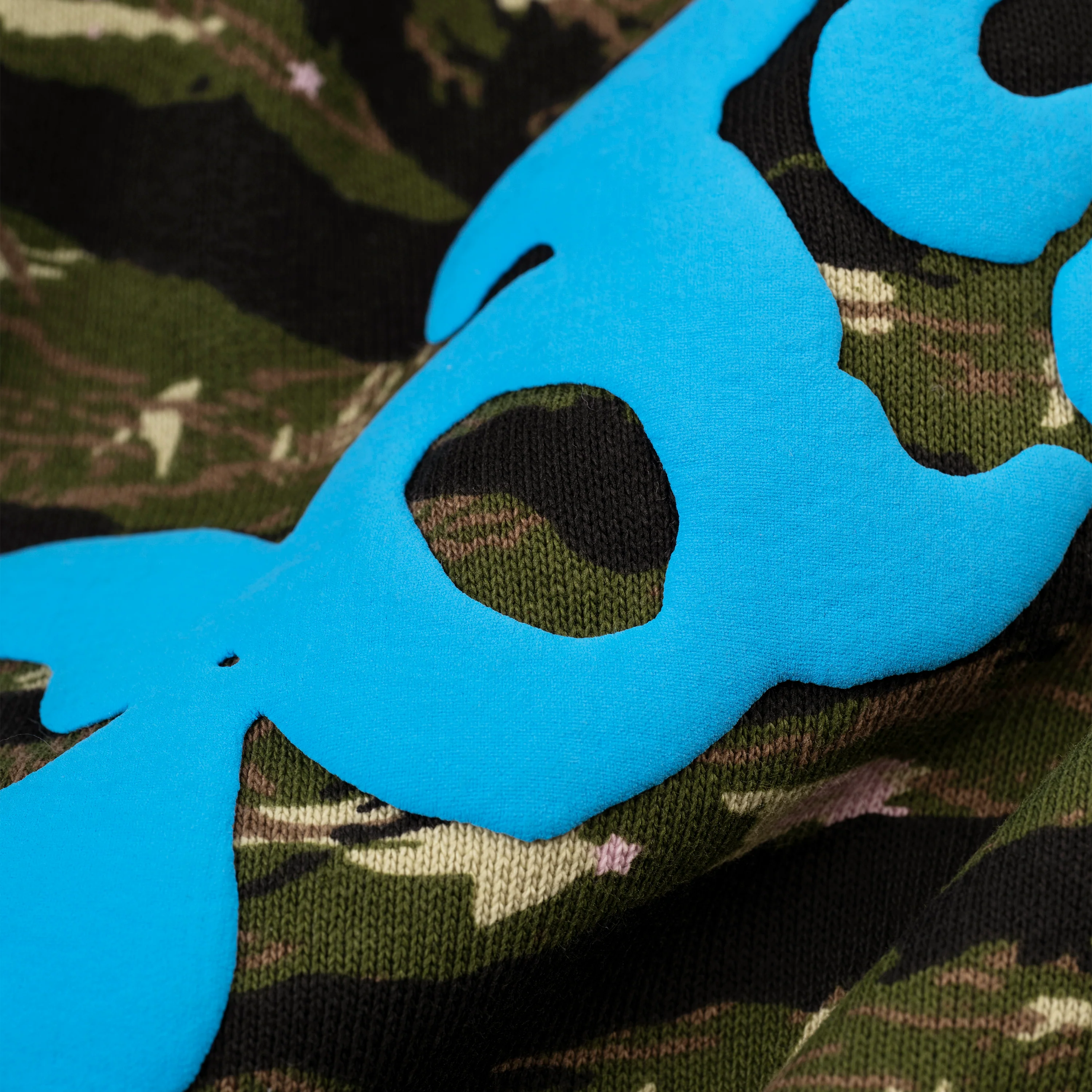 OG WEB V2 TIGER CAMO SWEATSHORT - Image 5